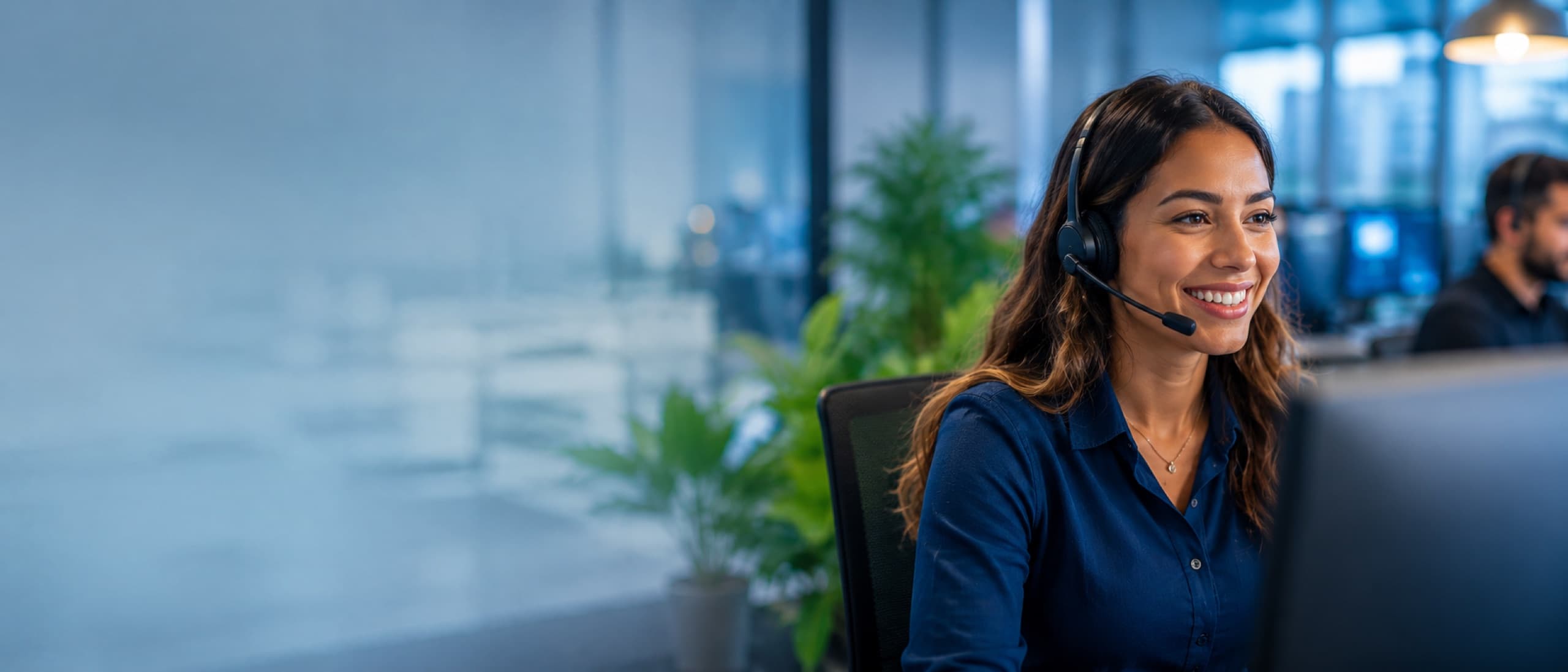 Atendente sorridente com headset durante uma chamada