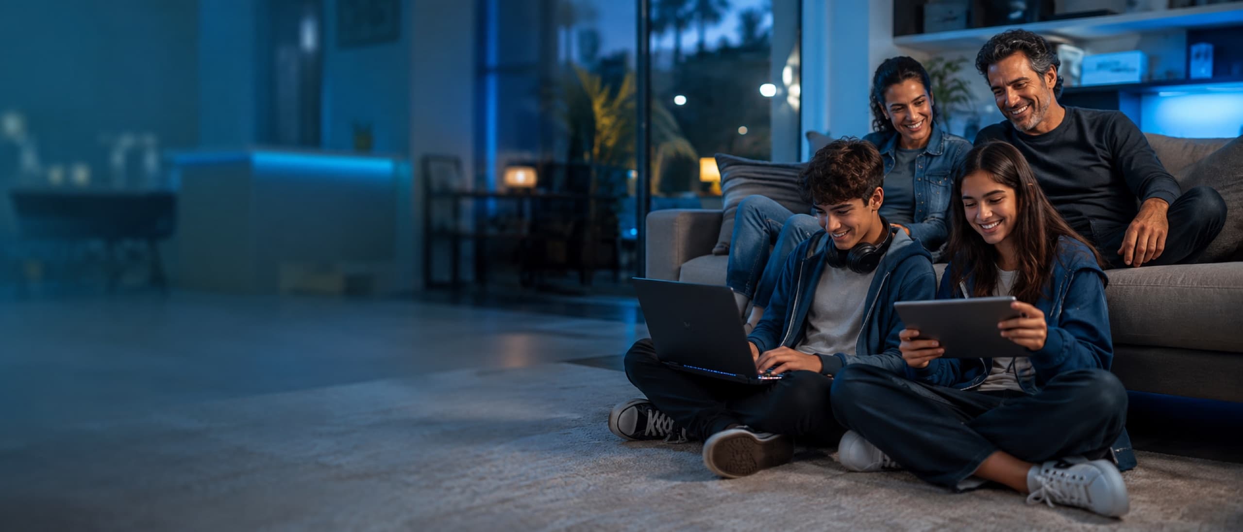 Família usando internet em uma sala moderna ao entardecer